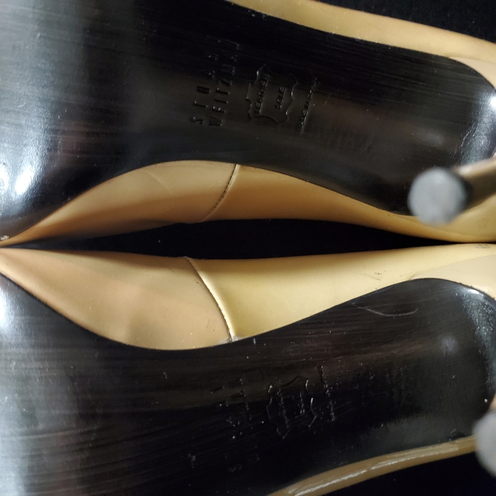 Stuart Weitzman - Picture 4 of 7